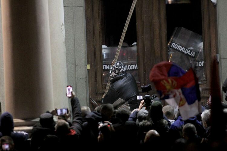 Demonstrators attempt to enter the town hall uriqzeiqqiuhvls qhhiqehiqxeiudrmf qeithiqzkikqdrm